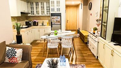 Disewakan Cepat Apartemen Holland Village 2 Kamar Tidur Sudah Renovasi Furnished