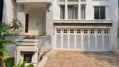 Rumah Di Cluster Crown Golf Dengan View Lapangan Golf